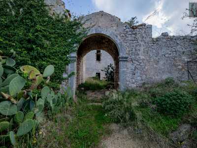 Dopo aver camminato su un vialetto ci ritroviamo cos� davanti all�alto portale di accesso alla masseria